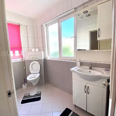 Icmeler'de Orman Manzarali Havuzlu Denize 700m Ters Dublex Apartamento