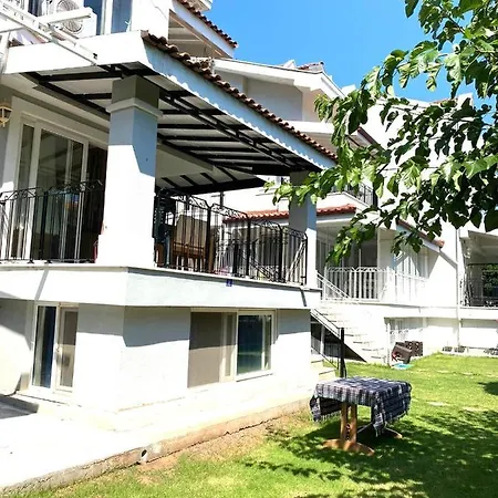 Icmeler'de Orman Manzarali Havuzlu Denize 700m Ters Dublex *